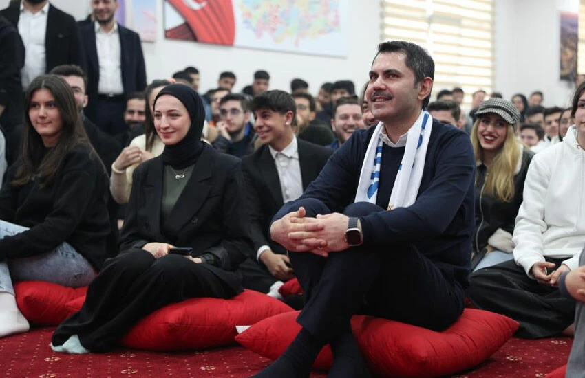 Kurum gençlerle buluştu.