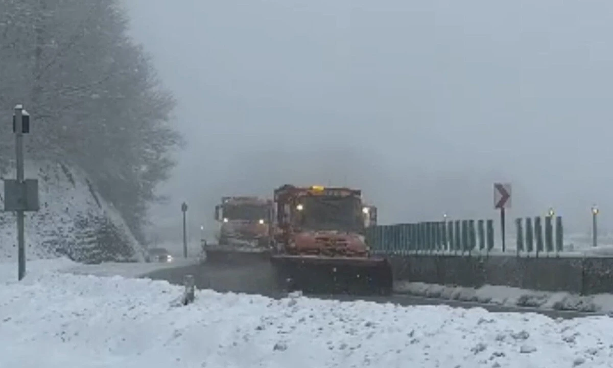 İstanbul'un yanı başı beyaza büründü: Kar fırtınası nedeniyle göz gözü görmüyor