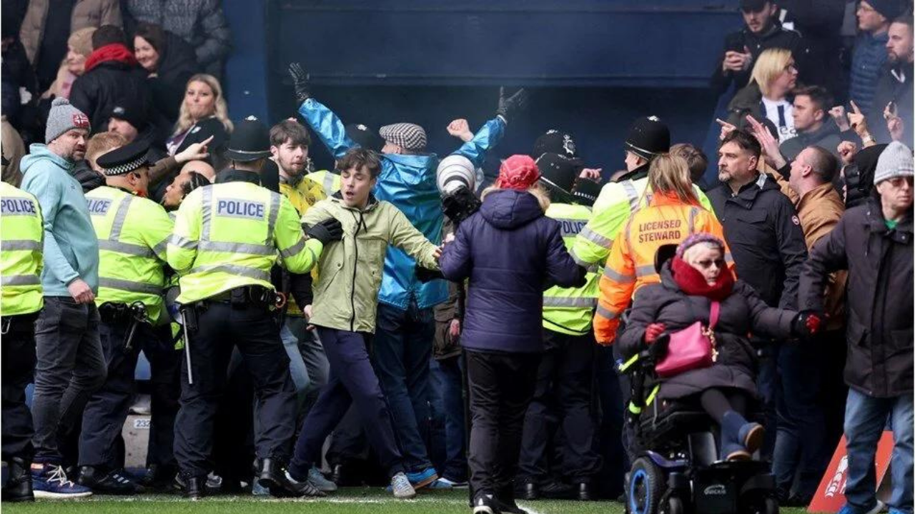 FA Cup’ta olay! Taraftarlar sahaya indi