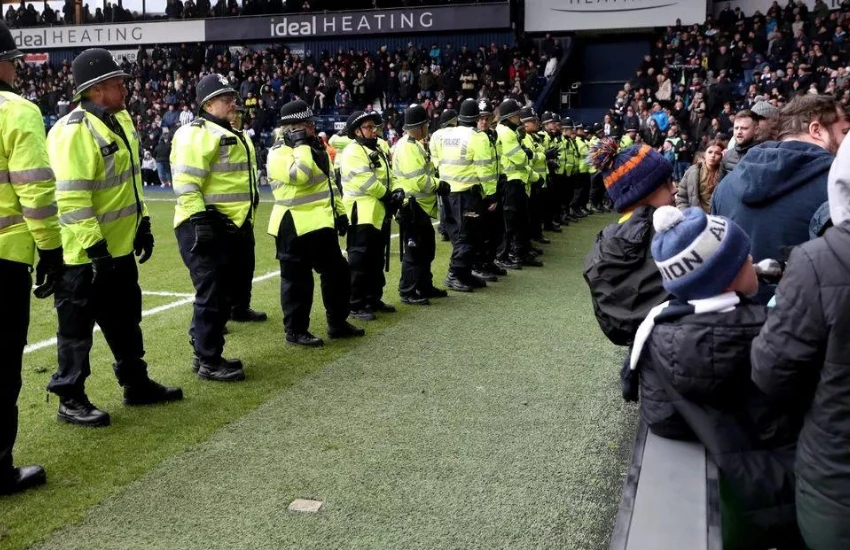 FA Cup’ta olay! Taraftarlar sahaya indi