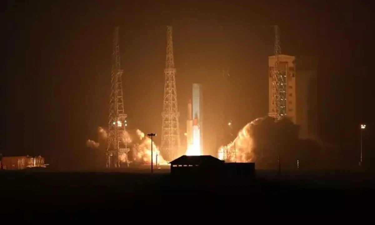 İran da uzaya göz dikti: Aynı anda 3 uydu gönderildi