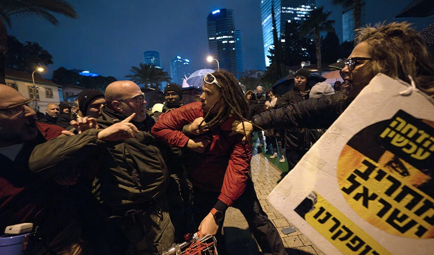 Tel Aviv karıştı! Netanyahu karşıtlarının erken seçim protestosuna polis engeli