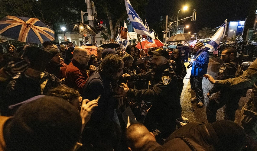 Tel Aviv karıştı! Netanyahu karşıtlarının erken seçim protestosuna polis engeli