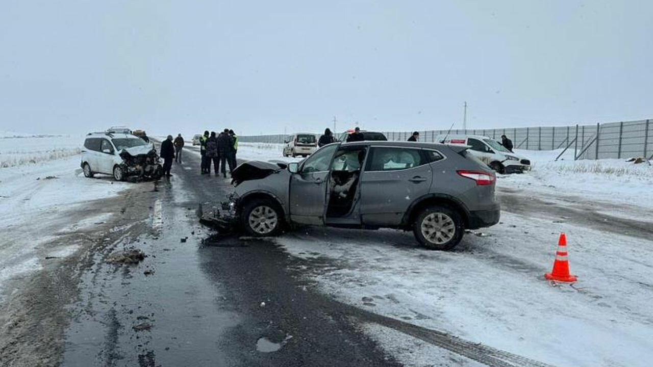 Kars&#039;ta zincirleme kaza! Çok sayıda yaralı var