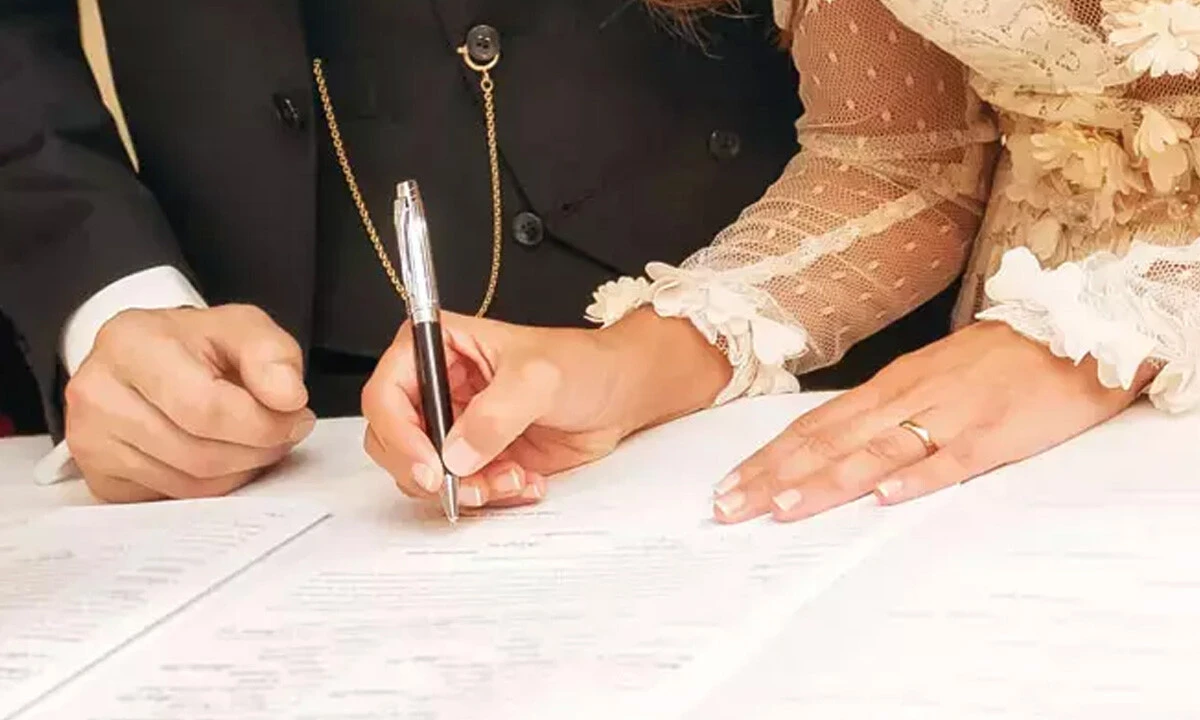 AYM'nin soyadı kararı yürürlükte: Evli kadınlar kendi soyadını kullanabilecek