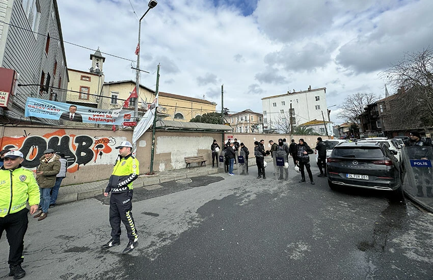 Son dakika! İstanbul'da Santa Maria Kilisesi'nde silahlı saldırı: Kar maskeli saldırganlar ateş açtı