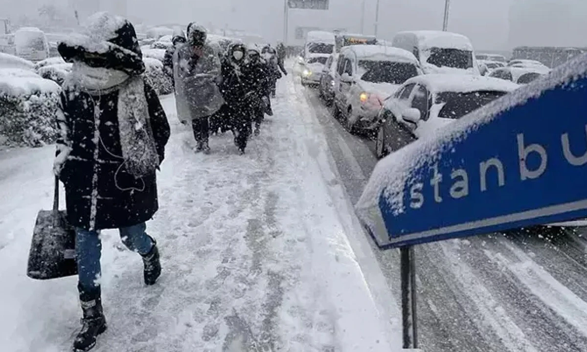 İstanbul'un yanı başı beyaza büründü: Kar fırtınası nedeniyle göz gözü görmüyor