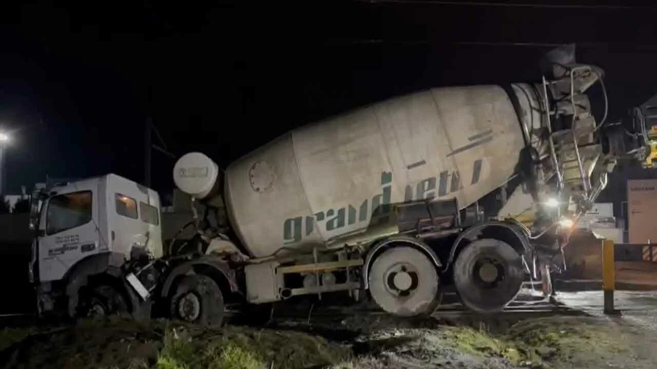 Tekirdağ’da tren kazası! Beton mikseri ile çarpıştı