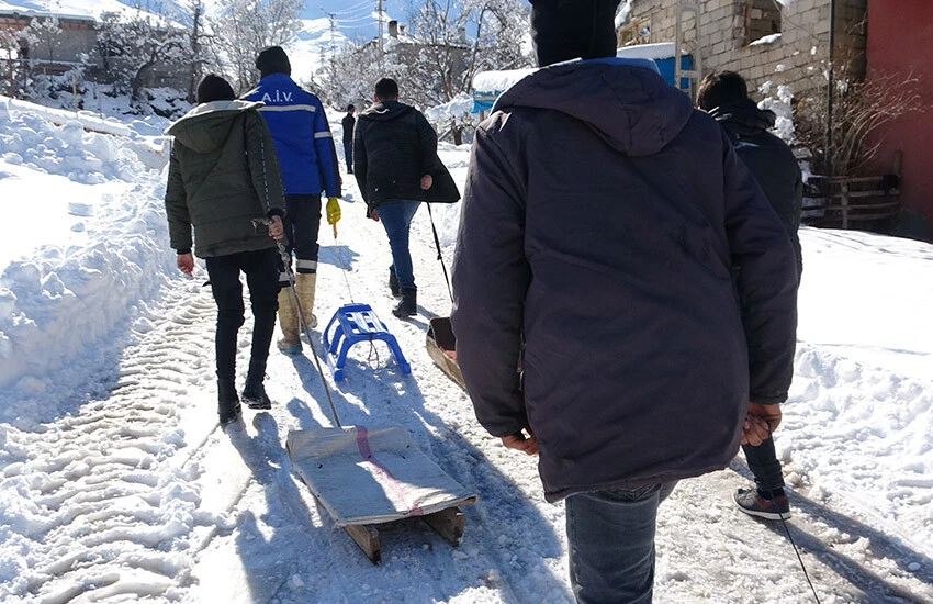 Yaptıkları kızaklarla karın tadını çıkardılar