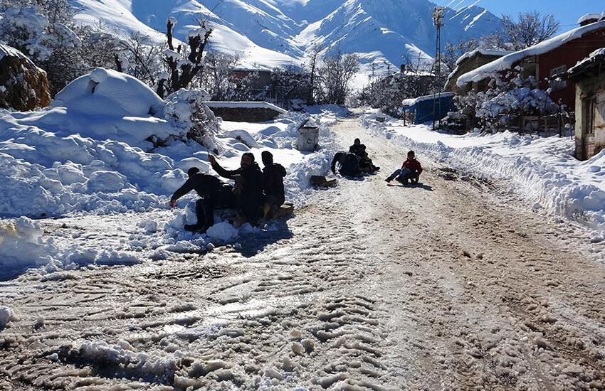 Yaptıkları kızaklarla karın tadını çıkardılar