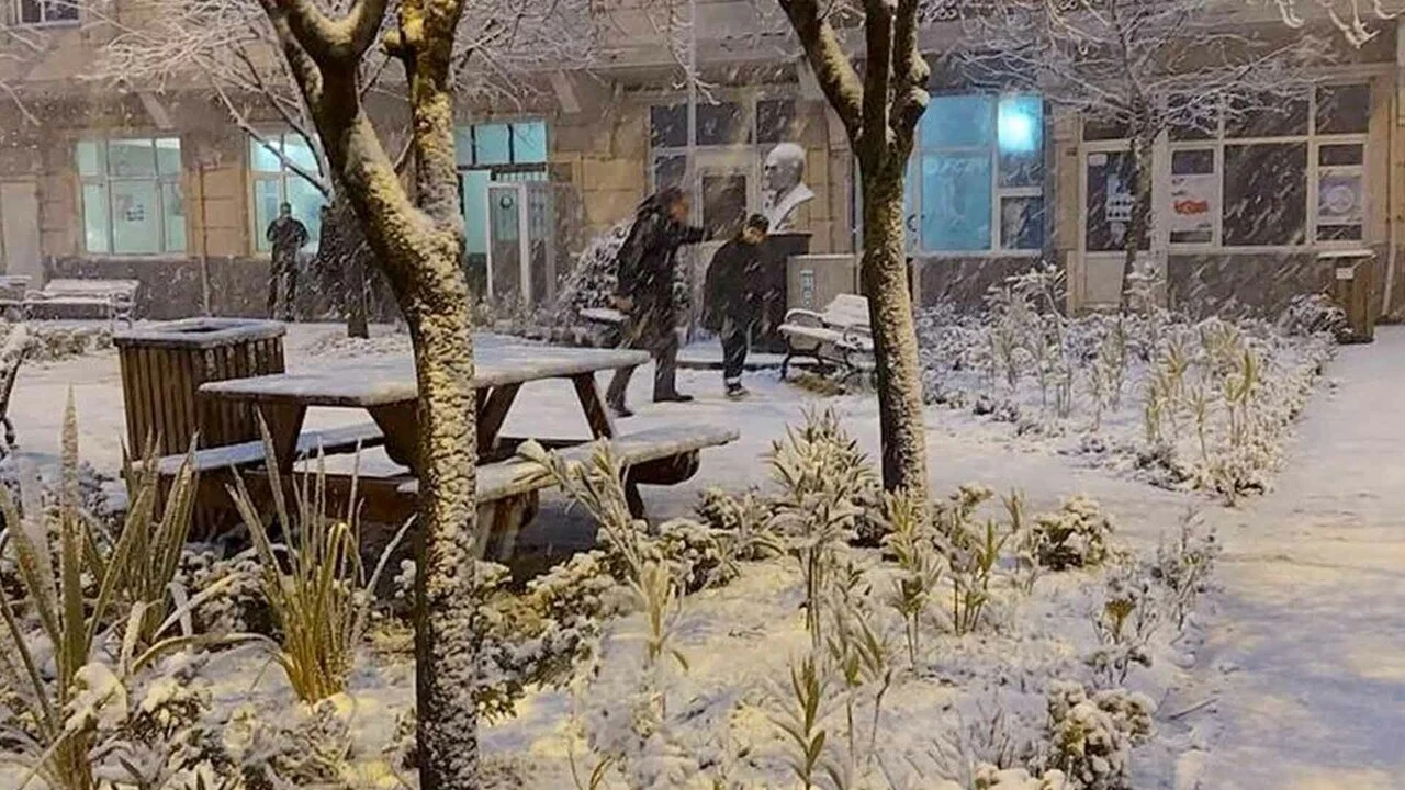 İstanbul'da kar yağışı başladı! Bazı ilçeler beyaza büründü