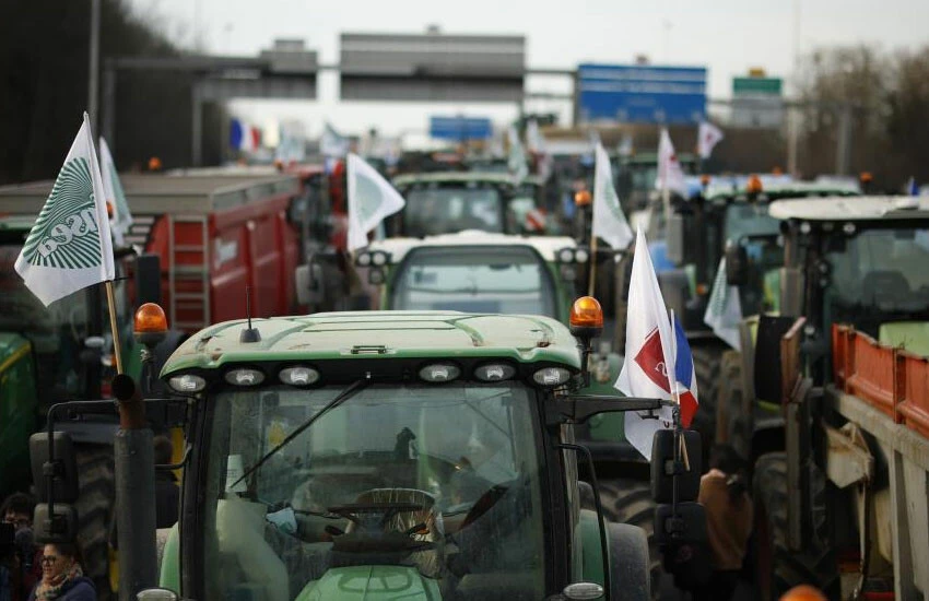 Avrupa’da çiftçiler ayaklandı! Yolu kapatıp Paris’i ablukaya aldılar