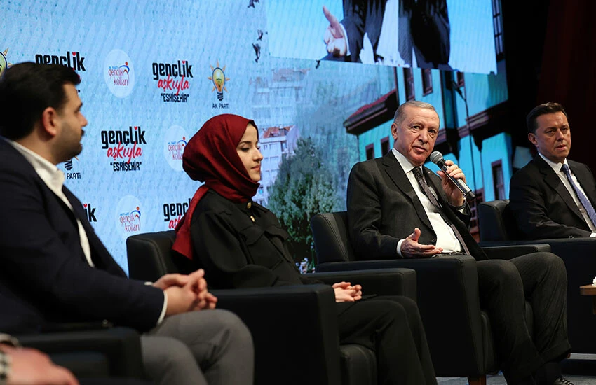 Cumhurbaşkanı Erdoğan gençlere seslendi: 31 Mart gecesini aydınlatacaksınız