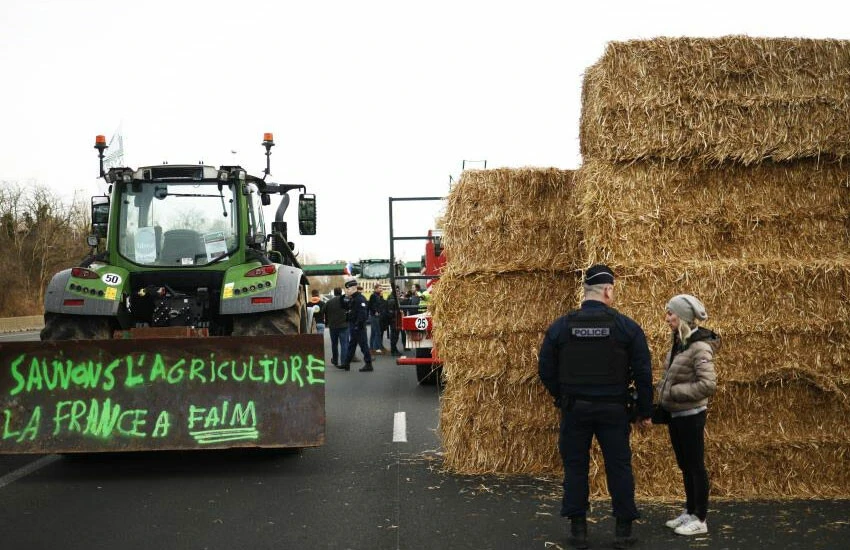 Avrupa’da çiftçiler ayaklandı! Yolu kapatıp Paris’i ablukaya aldılar