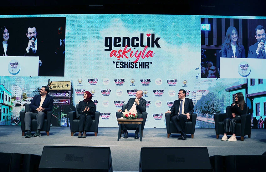 Cumhurbaşkanı Erdoğan gençlere seslendi: 31 Mart gecesini aydınlatacaksınız