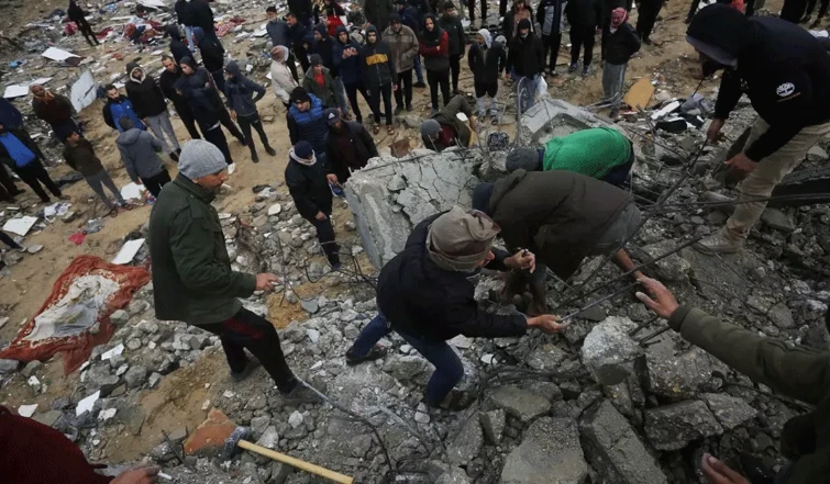 İsrail Gazze'de bir evi vurdu: En az 20 sivil öldü