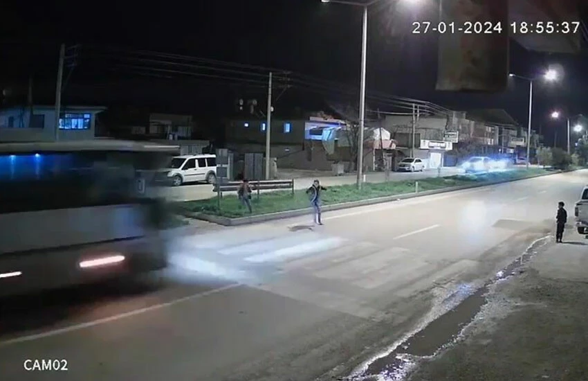 Kavgadan kaçan çocuk midibüsün altında kalarak can verdi