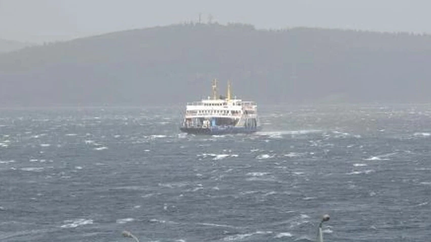 Gökçeada ve Bozcaada'da fırtına alarmı! Yarınki feribot seferleri de iptal