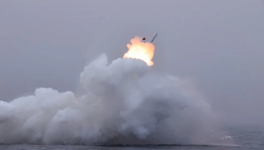 Kuzey Kore lideri Kim yeni stratejik seyir füzesinin test atışını denetledi