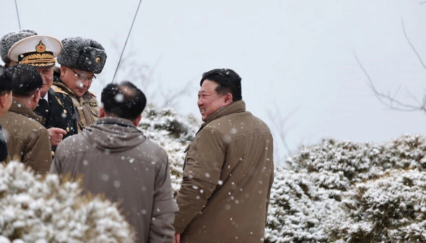 Kuzey Kore lideri Kim yeni stratejik seyir füzesinin test atışını denetledi