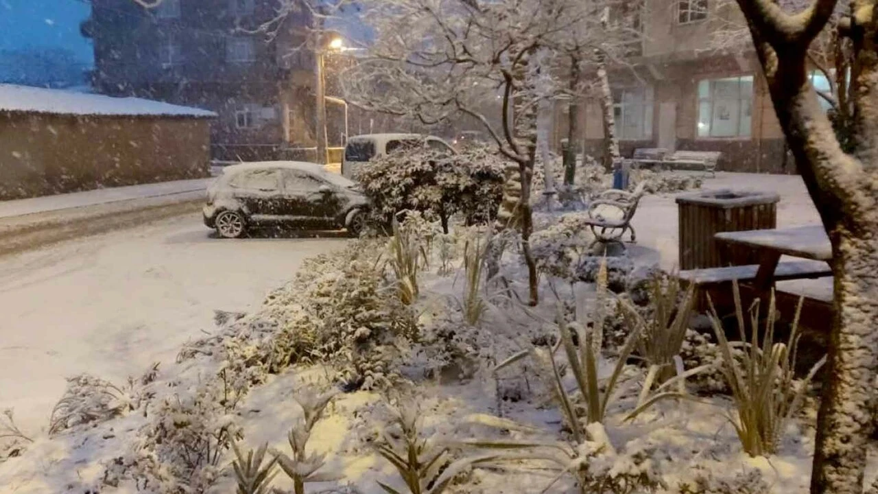 İstanbul'da kar yağışı başladı! Bazı ilçeler beyaza büründü