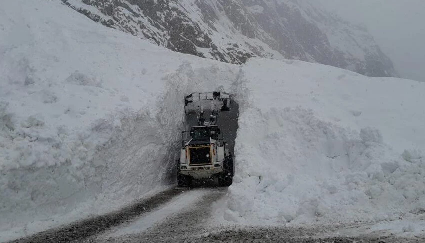 Kar kalınlığı 7 metreyi aştı! Her yer bembeyaz... İş makineleri neredeyse kara gömüldü