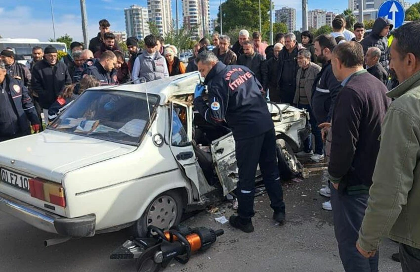 Minibüs ile çarpışan Tofaş hurdaya döndü: Çok sayıda yaralı var