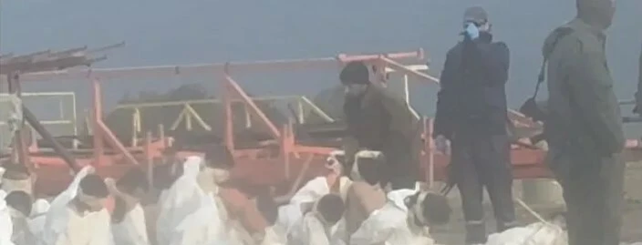 İsrail eziyeti bir kez daha gözler önünde: Soğuk havada yalın ayak yere oturttular