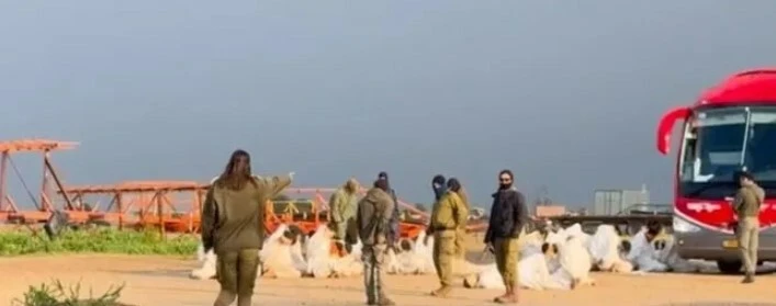 İsrail eziyeti bir kez daha gözler önünde: Soğuk havada yalın ayak yere oturttular