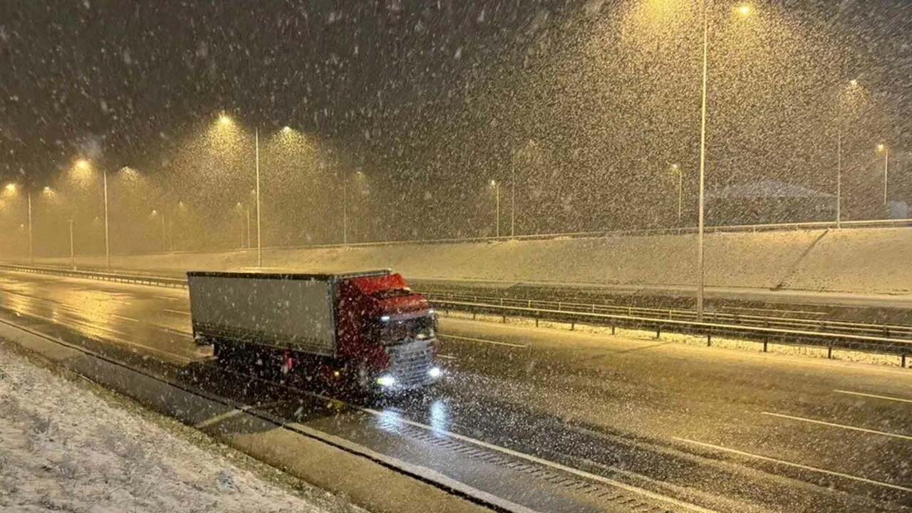 İstanbul'da kar yağışı başladı! Bazı ilçeler beyaza büründü