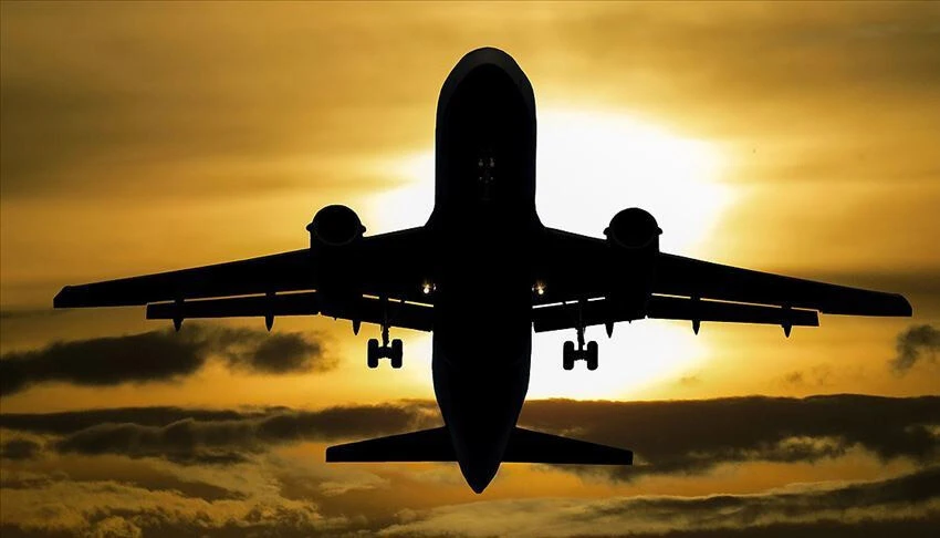 Tuhaf koku uçağın inmesine neden oldu