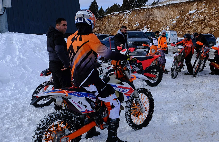 Adrenalin tutkunu motokrosçular nefes kesti