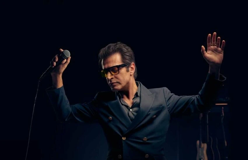 Şarkıcı Teoman’ın başı saplantılı hayranıyla dertte