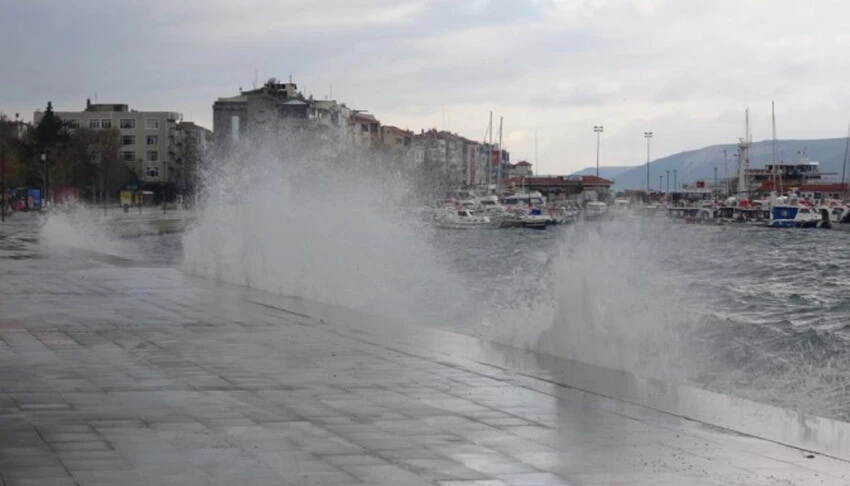 Çanakkale'de fırtına: Dev dalgalar 5 metreyi buldu