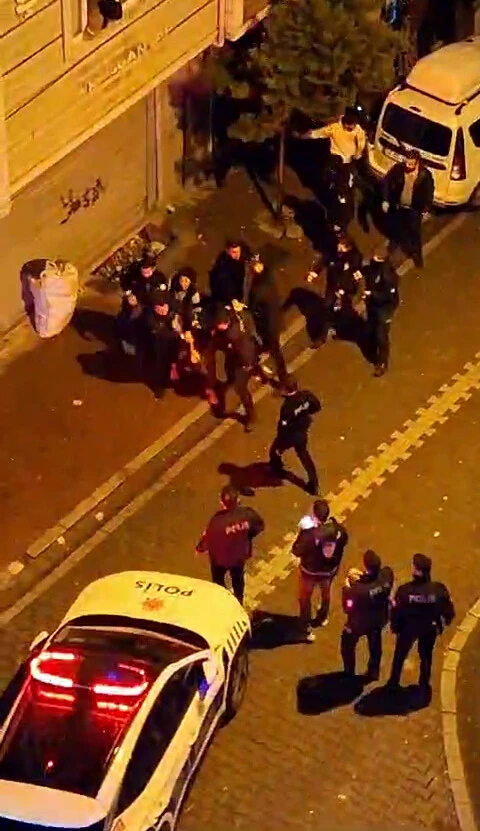 Mahallede kavga çıktı, 3 kız komşunun camlarını taşladı