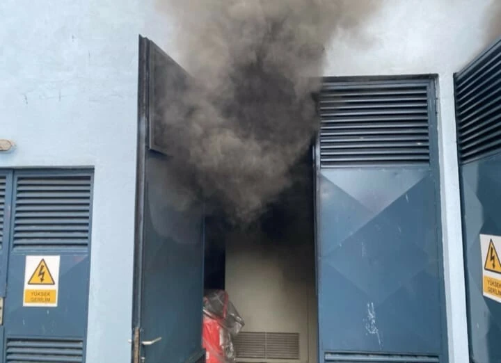 Kadıköy'de yangın! Tramvay seferleri durdu