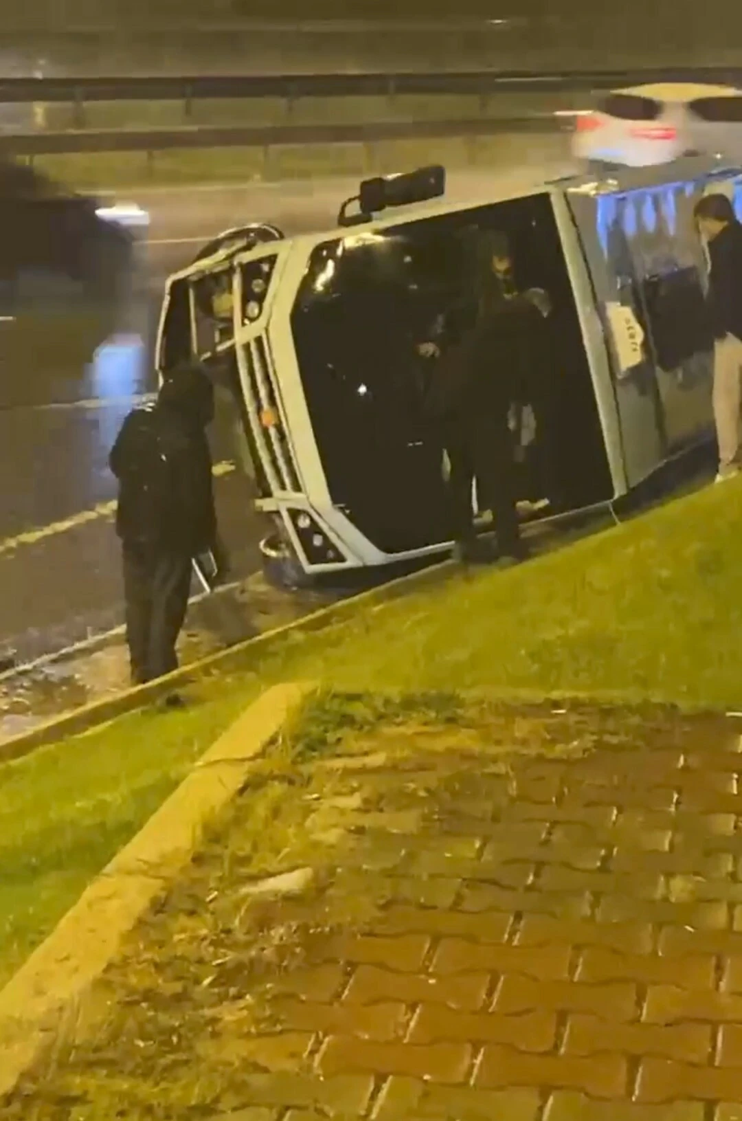 Maltepe'de minibüs devrildi, yardımına bölgedekiler koştu