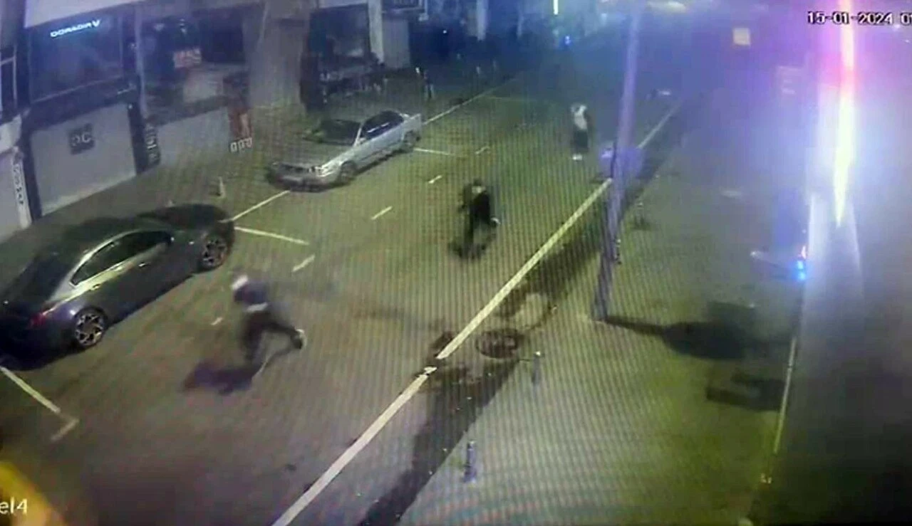 Fatih'te turistin euro dolu çantasını çalan 2 kişi görüntülendi