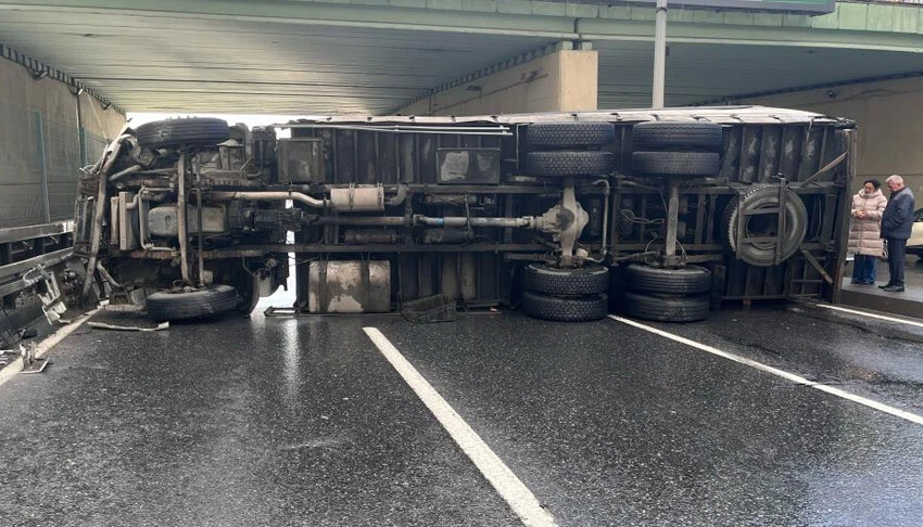 Beylikdüzü'nde feci kaza! Seyir halindeki kamyon devrildi