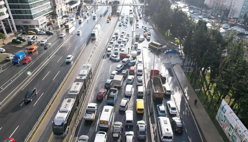 Beylikdüzü'nde feci kaza! Seyir halindeki kamyon devrildi