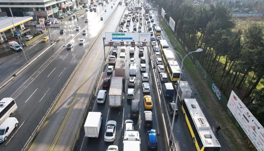 Beylikdüzü'nde feci kaza! Seyir halindeki kamyon devrildi