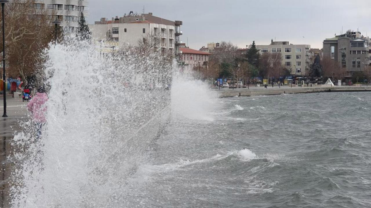 Çanakkale&#039;de fırtına: Dev dalgalar 5 metreyi buldu