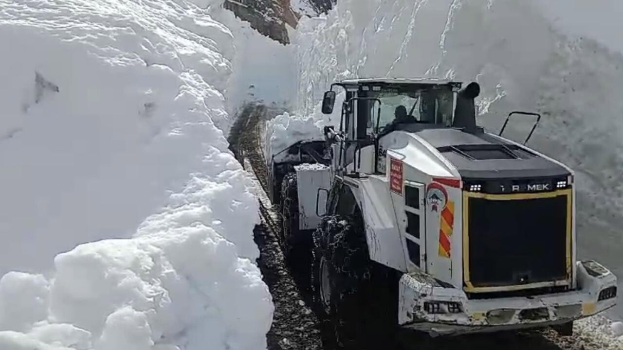 Çığ kapattı, ekipler açtı! Har kalınlığı 8 metreye ulaştı