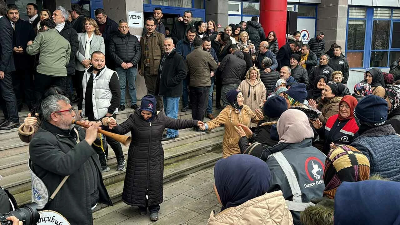 Belediye çalışanlarının maaşlarına yüzde 71 zam yapıldı! Halay çekerek kutladılar