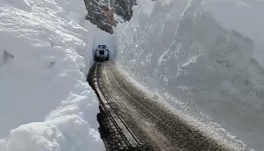 Çığ kapattı, ekipler açtı! Har kalınlığı 8 metreye ulaştı