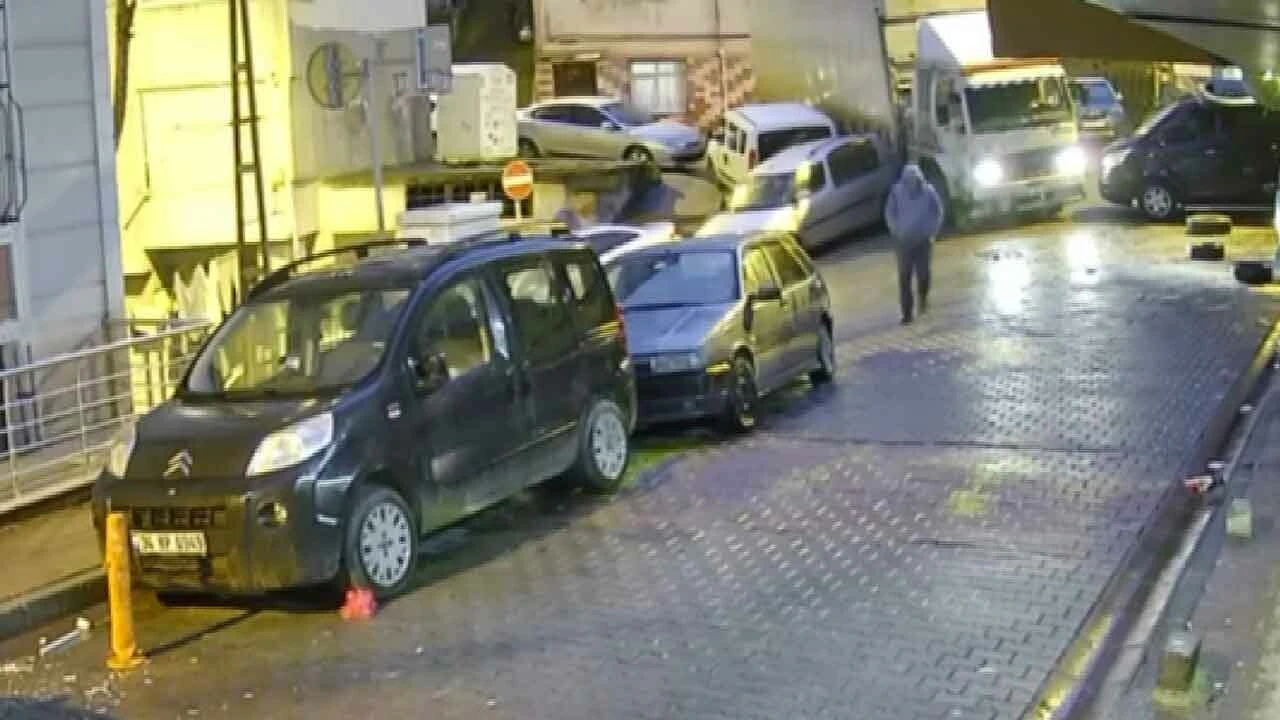 Kağıthane'de kamyon dehşeti! Milyonluk araçları çöp etti