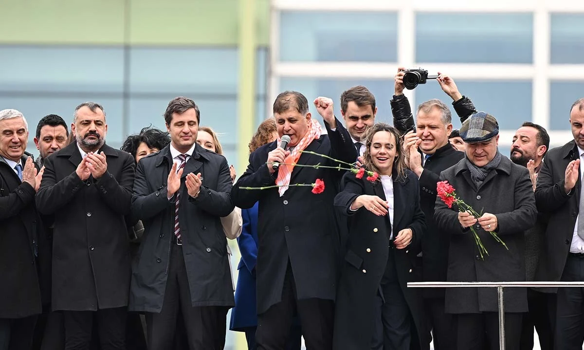 Cemil Tugay, isim vermeden Soyer'e seslendi: Yeri geldiğinde bayrağı teslim edersin