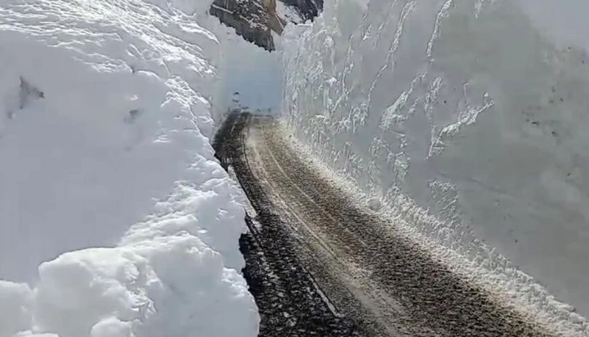 Çığ kapattı, ekipler açtı! Har kalınlığı 8 metreye ulaştı