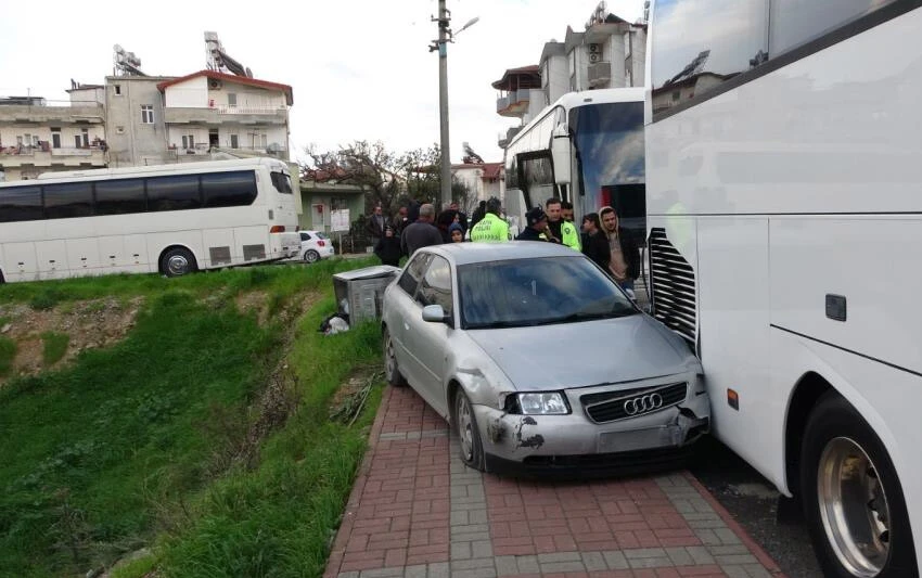 Antalya'da feci kaza! Önüne gelen otobüslere çarptı...
