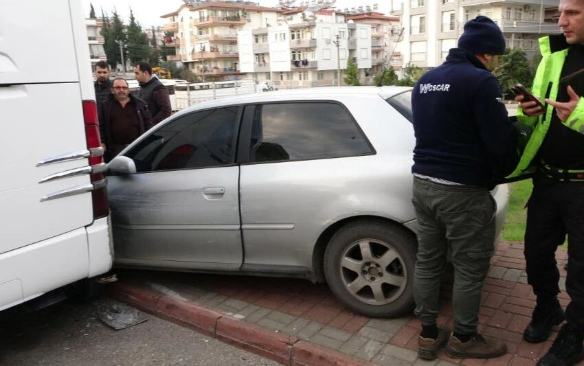 Antalya'da feci kaza! Önüne gelen otobüslere çarptı...